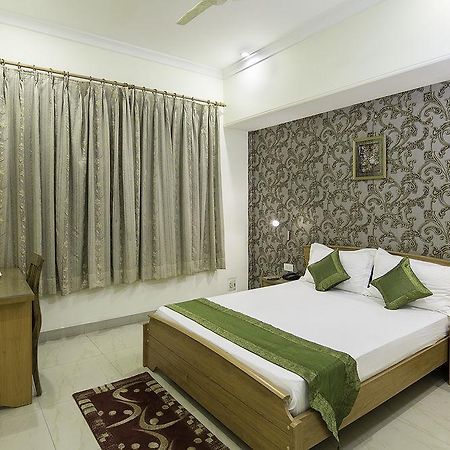 Treebo Palm Tree Palam Vihar Hotel Gurgaon Ngoại thất bức ảnh