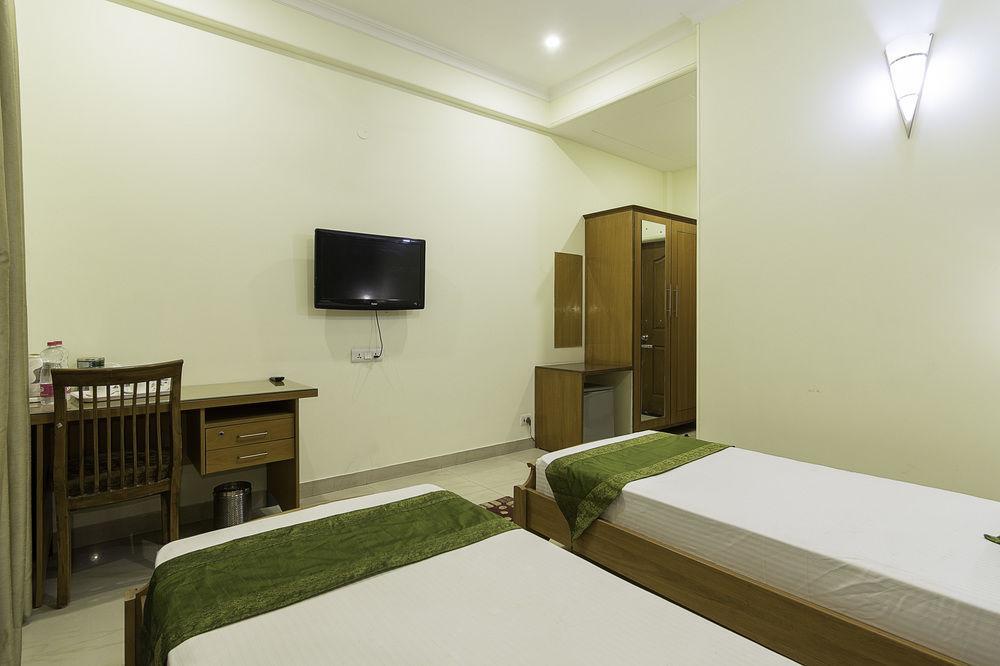 Treebo Palm Tree Palam Vihar Hotel Gurgaon Ngoại thất bức ảnh