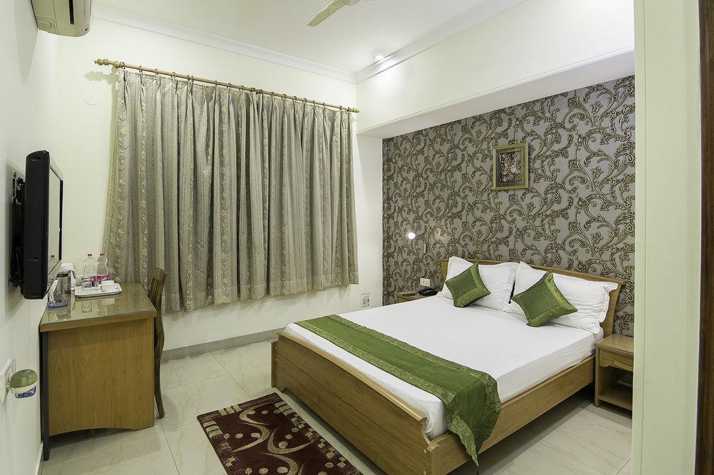 Treebo Palm Tree Palam Vihar Hotel Gurgaon Ngoại thất bức ảnh