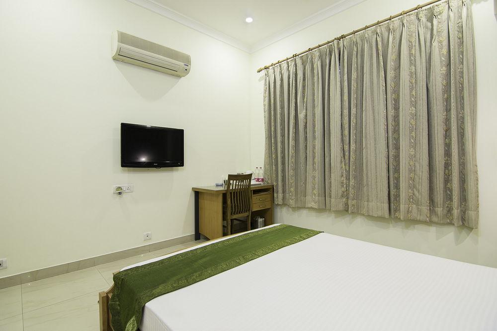Treebo Palm Tree Palam Vihar Hotel Gurgaon Ngoại thất bức ảnh