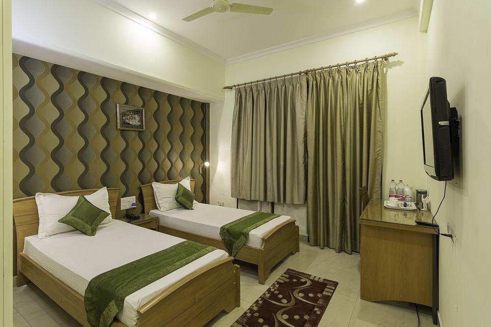 Treebo Palm Tree Palam Vihar Hotel Gurgaon Ngoại thất bức ảnh