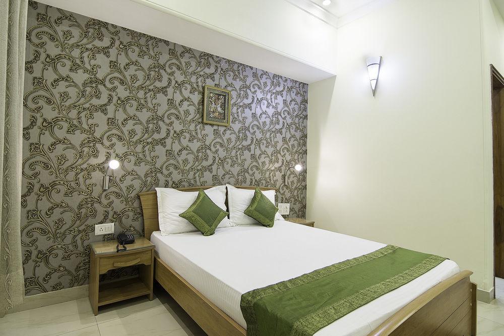 Treebo Palm Tree Palam Vihar Hotel Gurgaon Ngoại thất bức ảnh