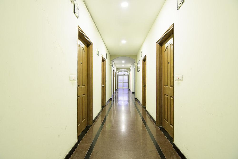 Treebo Palm Tree Palam Vihar Hotel Gurgaon Ngoại thất bức ảnh