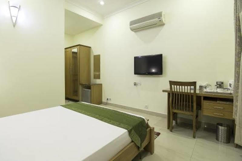 Treebo Palm Tree Palam Vihar Hotel Gurgaon Ngoại thất bức ảnh